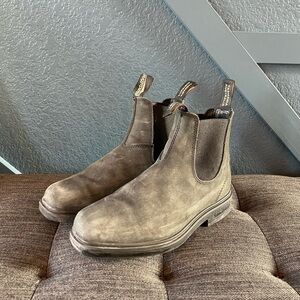 Rustic black Blundstone Boots